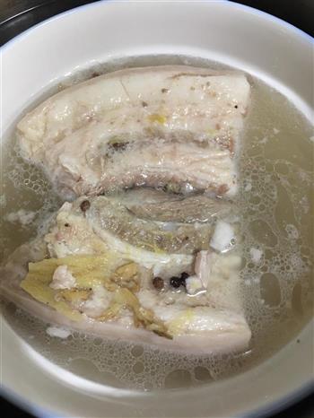 治愈系的经典东北酸菜白肉锅的做法步骤3