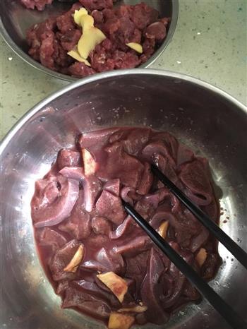 猪肝瘦肉粥的做法图解1