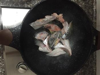 三文鱼头汤的做法步骤2