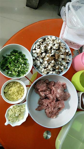 香菇猪肉饺子的做法步骤1