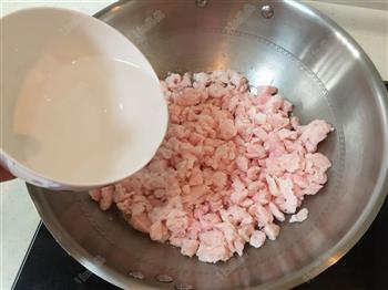 一碗洁白如玉的猪板油的做法步骤3
