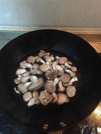 西芹炒蘑菇的做法图解1