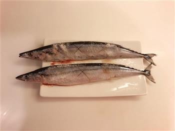 日式盐烤秋刀鱼的做法步骤3