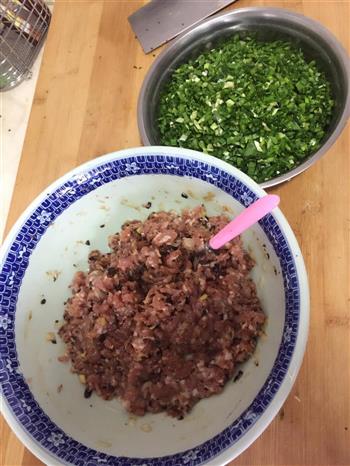 韭菜猪肉饺的做法步骤3