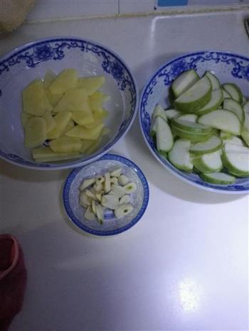 炸土豆片蒜香炒角瓜的做法步骤1
