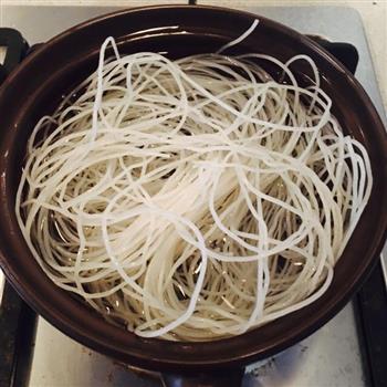 三鲜砂锅米线的做法步骤2