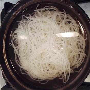 三鲜砂锅米线的做法步骤3