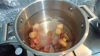 素三鲜肉皮汤的做法步骤1