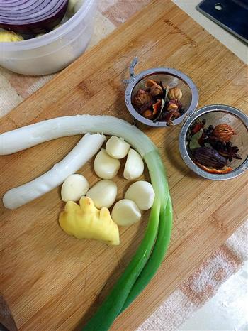 超下饭的芋头红烧肉-肉肥而不腻，香糯滑口的做法步骤2
