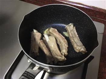 小鱼生餐猪肉篇④可乐排骨的做法步骤2