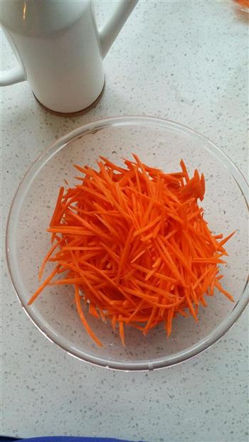 胡萝卜鸡蛋面的做法步骤2