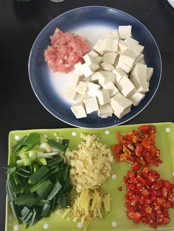 红烧肉末豆腐丁的做法步骤1