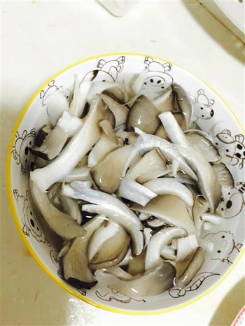 鲜菇鲫鱼豆腐汤的做法图解3
