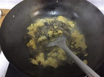 蘑菇炒鸡蛋的做法步骤10