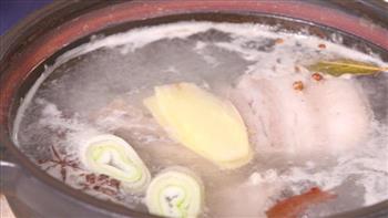酸菜汆白肉，酸爽解腻东北名菜的做法步骤2