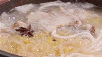 酸菜汆白肉，酸爽解腻东北名菜的做法步骤7