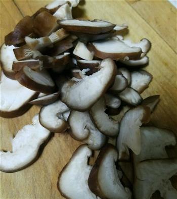 香菇莴笋油面筋的做法图解1