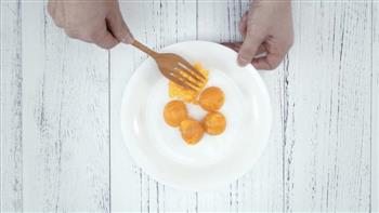 咸蛋黄焗南瓜，黄金好搭档的做法图解1
