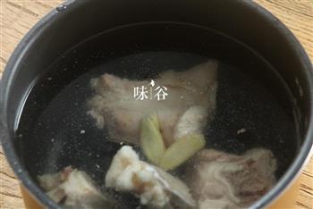 棒骨菌菇汤的做法步骤3