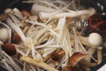 棒骨菌菇汤的做法图解5