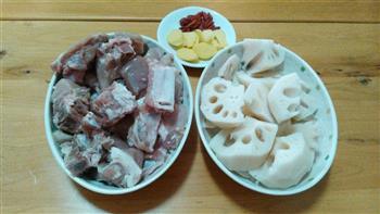 坤博砂锅莲藕排骨汤的做法图解1