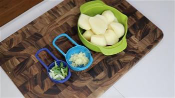 咖喱牛排骨炖土豆的做法图解1
