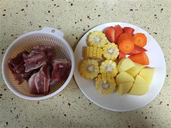 玉米胡萝卜土豆排骨汤的做法图解1