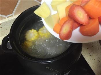 玉米胡萝卜土豆排骨汤的做法步骤5