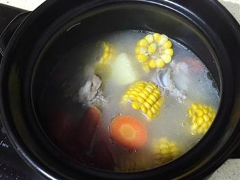 玉米胡萝卜土豆排骨汤的做法图解7