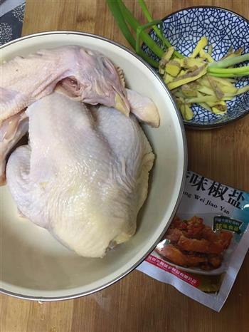 坤博砂锅盐焗鸡的做法步骤1
