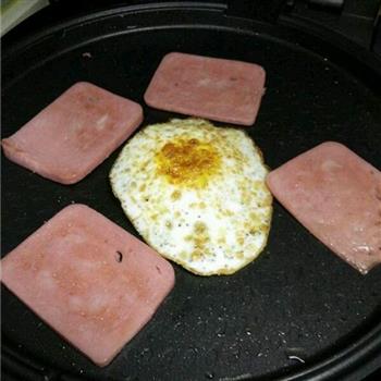 快手早餐-火腿鸡蛋三明治的做法步骤3
