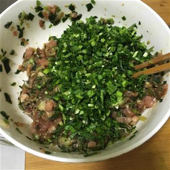 猪肉韭菜水饺的做法步骤2