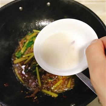 芹菜炒牛肉丝的做法步骤8