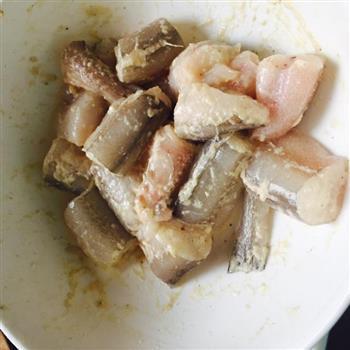 酥炸丝丁鱼／豆腐鱼的做法步骤3