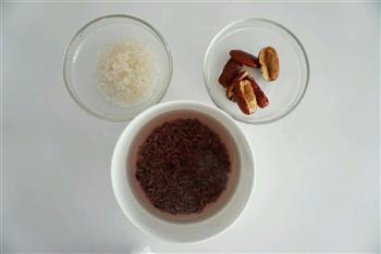 紫米红枣粥的做法图解2