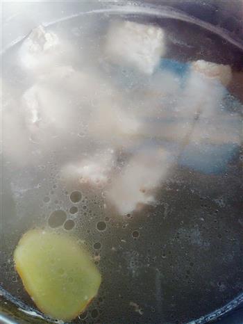 冬日里的一碗玉米排骨汤的做法图解3