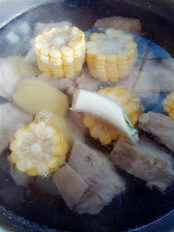 冬日里的一碗玉米排骨汤的做法图解4
