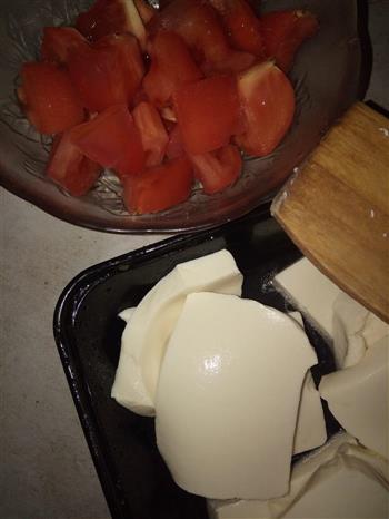 西红柿炖豆腐的做法步骤1