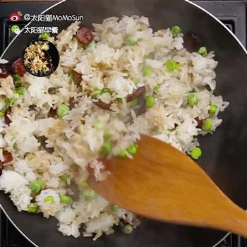 广式腊肠炒饭配海鲜菇番茄汤的做法步骤2