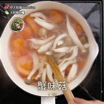 广式腊肠炒饭配海鲜菇番茄汤的做法步骤4