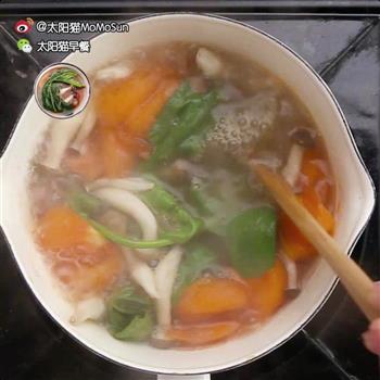 广式腊肠炒饭配海鲜菇番茄汤的做法步骤5