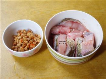 腊八豆焖鱼的做法步骤1