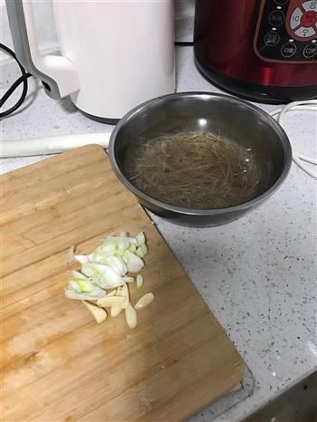 茼蒿豆腐粉条的做法步骤1