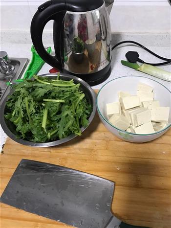茼蒿豆腐粉条的做法步骤2