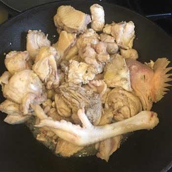 爽脆和香糯交织的微辣版板栗烧鸡的做法图解3