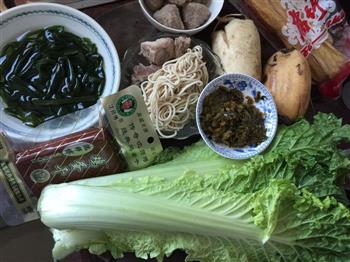 酸菜骨头汤火锅的做法步骤1