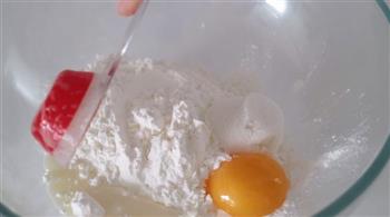 小鸡宝宝蛋黄磨牙小馒头的做法步骤1
