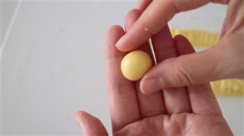 小鸡宝宝蛋黄磨牙小馒头的做法图解5