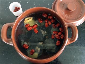 红枣桂圆枸杞乌鸡汤的做法图解4