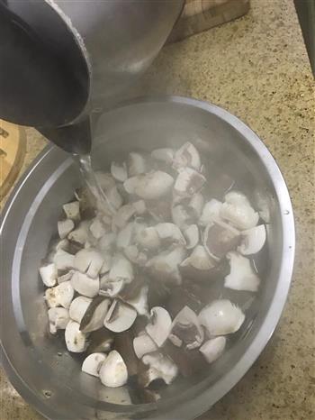 简易版蚝油双菇的做法步骤1